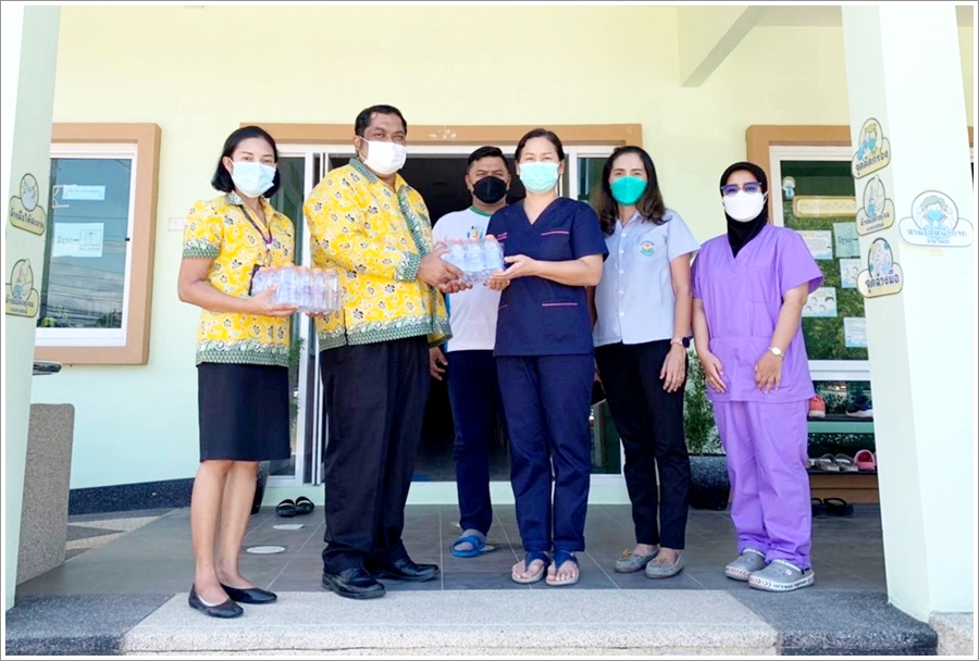 สำนักงานบังคับคดีจังหวัดพังงา สาขาตะกั่วป่า ลงพื้นที่มอบน้ำดื่ม ณ ศูนย์พัฒนาเด็กเล็กบ้านบางม่วง (โรเซนไฮม์)